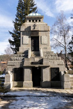 KOPRIVSHTITSA, BULGARIA - 25 Ocak 2020: Bulgaristan 'ın Sofya Bölgesi' nin tarihi Koprivshtitsa kentindeki Apriltsi Anıtmezarı-ossuaresi