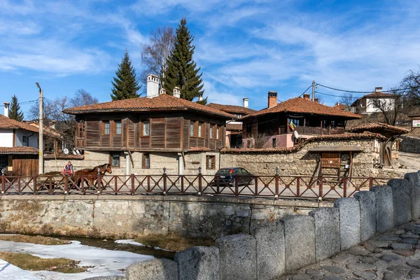 Koprivshtitsa Bulgaria 2020年1月25日 ブルガリア ソフィア地方コプリヴィシュティツァの歴史的な町トポルニツァ川にかかる古い石造りの橋 — ストック写真