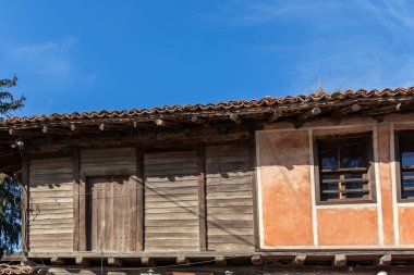 KOPRIVSHTITSA, BULGARIA - 25 Ocak 2020: Bulgaristan 'ın Sofya Bölgesi Koprivshtitsa kentindeki Tipik Sokak ve eski evler