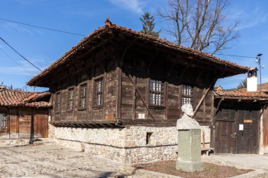 KOPRIVSHTITSA, BULGARIA - 25 Ocak 2020: Bulgaristan 'ın Sofya Bölgesi Koprivshtitsa kentindeki Tipik Sokak ve eski evler
