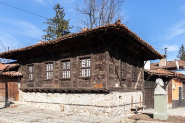 KOPRIVSHTITSA, BULGARIA - 25 Ocak 2020: Bulgaristan 'ın Sofya Bölgesi Koprivshtitsa kentindeki Tipik Sokak ve eski evler