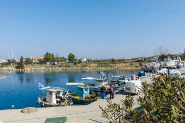 NEA POTEIDAIA, GREECE - 31 Mart 2019: Nea Poteidaia Kıyı Caddesi, Kassandra, Chalkidiki, Orta Makedonya, Yunanistan
