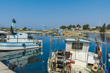 NEA POTEIDAIA, GREECE - 31 Mart 2019: Nea Poteidaia Kıyı Caddesi, Kassandra, Chalkidiki, Orta Makedonya, Yunanistan