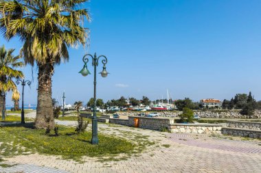 NEA POTEIDAIA, GREECE - 31 Mart 2019: Nea Poteidaia Kıyı Caddesi, Kassandra, Chalkidiki, Orta Makedonya, Yunanistan