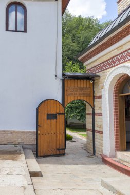 Bulgaristan 'ın başkenti Sofya' daki Lyulin Dağı 'ndaki Kutsal Üçlü Manastırı' na adanmış Ortodoks Divotino Manastırı