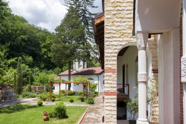 Bulgaristan 'ın başkenti Sofya' daki Lyulin Dağı 'ndaki Kutsal Üçlü Manastırı' na adanmış Ortodoks Divotino Manastırı