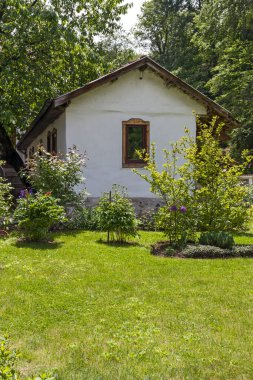 Bulgaristan 'ın başkenti Sofya' daki Lyulin Dağı 'ndaki Kutsal Üçlü Manastırı' na adanmış Ortodoks Divotino Manastırı