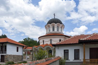 KLISURA, BULGARIA - 7 Haziran 2020: Bulgaristan 'ın Sofya İl Bölgesi Lyulin Dağı' ndaki Saint Parasçeva Manastırı