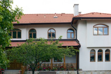 KLISURA, BULGARIA - 7 Haziran 2020: Bulgaristan 'ın Sofya İl Bölgesi Lyulin Dağı' ndaki Saint Parasçeva Manastırı