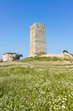 NEA FOKEA, KASSANDRA, GREECE - 31 Mart 2019: Nea Fokea, Kassandra, Chalkidiki, Orta Makedonya, Yunanistan 'daki Bizans Kulesi