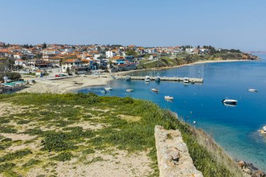 NEA FOKEA, KASSANDRA, GREECE - 31 Mart 2019: Nea Fokea kasabası Panorama, Kassandra, Chalkidiki, Orta Makedonya, Yunanistan