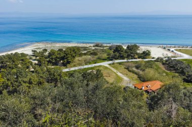 AFYTOS, KASSANDRA, GREECE - 31 Mart 2019: Afytos, Kassandra, Chalkidiki, Orta Makedonya, Yunanistan 'ın panoramik plaj manzarası