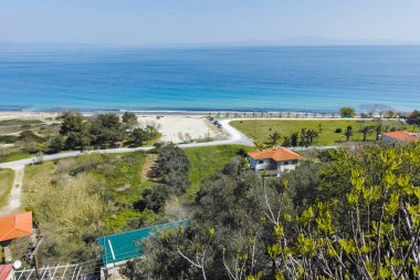 AFYTOS, KASSANDRA, GREECE - 31 Mart 2019: Afytos, Kassandra, Chalkidiki, Orta Makedonya, Yunanistan 'ın panoramik plaj manzarası