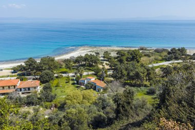 AFYTOS, KASSANDRA, GREECE - 31 Mart 2019: Afytos, Kassandra, Chalkidiki, Orta Makedonya, Yunanistan 'ın panoramik plaj manzarası