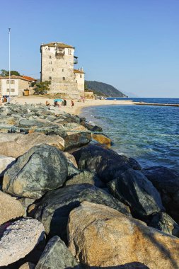 OURANOPOLI, GREECE - 21 Ağustos 2019: Ouranopoli, Athos, Chalkidiki, Orta Makedonya, Yunanistan 'daki eski kule