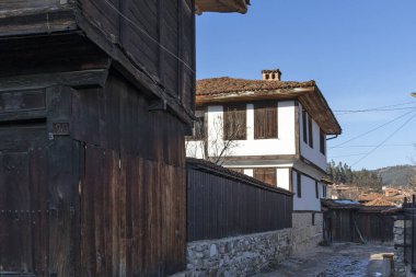 KOPRIVSHTITSA, BULGARIA - 25 Ocak 2020: Bulgaristan 'ın Sofya Bölgesi Koprivshtitsa kentindeki Tipik Sokak ve eski evler