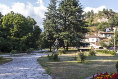 MELNIK, BULGARIA - 28 Haziran 2020: Bulgaristan 'ın Blagoevgrad bölgesindeki tarihi Melnik kasabasındaki tipik sokak ve eski evler