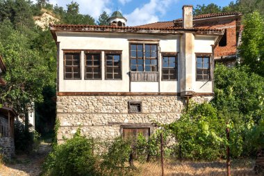 MELNIK, BULGARIA - 28 Haziran 2020: Bulgaristan 'ın Blagoevgrad bölgesindeki tarihi Melnik kasabasındaki tipik sokak ve eski evler