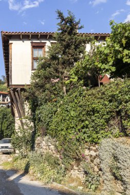 MELNIK, BULGARIA - 28 Haziran 2020: Bulgaristan 'ın Blagoevgrad bölgesindeki tarihi Melnik kasabasındaki tipik sokak ve eski evler