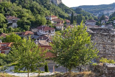 MELNIK, BULGARIA - 28 Haziran 2020: Bulgaristan 'ın Blagoevgrad bölgesindeki tarihi Melnik kasabasındaki tipik sokak ve eski evler
