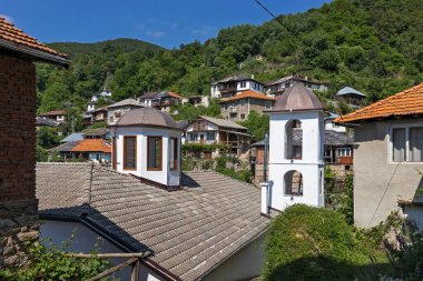19. yüzyıldan kalma otantik evleri olan Delchevo köyü, Blagoevgrad bölgesi, Bulgaristan