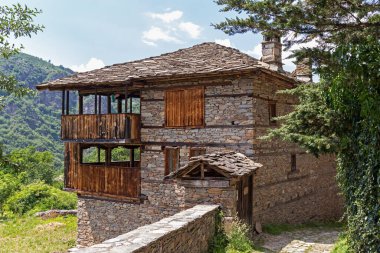 Bulgaristan 'ın Blagoevgrad Bölgesi, Otantik 19. yüzyıl evleriyle Kovaçevitsa köyü