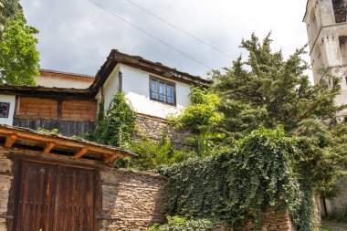 Bulgaristan 'ın Blagoevgrad Bölgesi, Otantik 19. yüzyıl evleriyle Kovaçevitsa köyü
