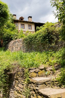 Bulgaristan 'ın Blagoevgrad Bölgesi, Otantik 19. yüzyıl evleriyle Kovaçevitsa köyü