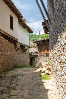 Bulgaristan 'ın Blagoevgrad Bölgesi, Otantik 19. yüzyıl evleriyle Kovaçevitsa köyü