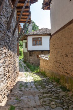 Bulgaristan 'ın Blagoevgrad Bölgesi, Otantik 19. yüzyıl evleriyle Kovaçevitsa köyü
