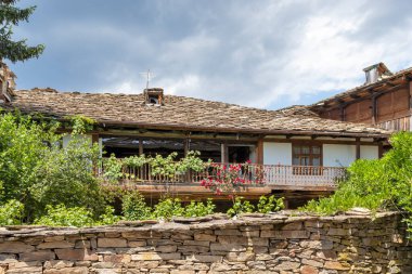 Bulgaristan 'ın Blagoevgrad Bölgesi, Otantik 19. yüzyıl evleriyle Kovaçevitsa köyü