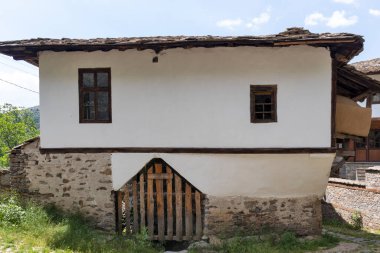 Bulgaristan 'ın Blagoevgrad Bölgesi, Otantik 19. yüzyıl evleriyle Kovaçevitsa köyü