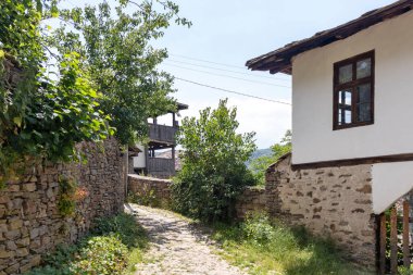 Bulgaristan 'ın Blagoevgrad Bölgesi, Otantik 19. yüzyıl evleriyle Kovaçevitsa köyü