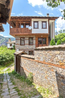 Bulgaristan 'ın Blagoevgrad Bölgesi, Otantik 19. yüzyıl evleriyle Kovaçevitsa köyü