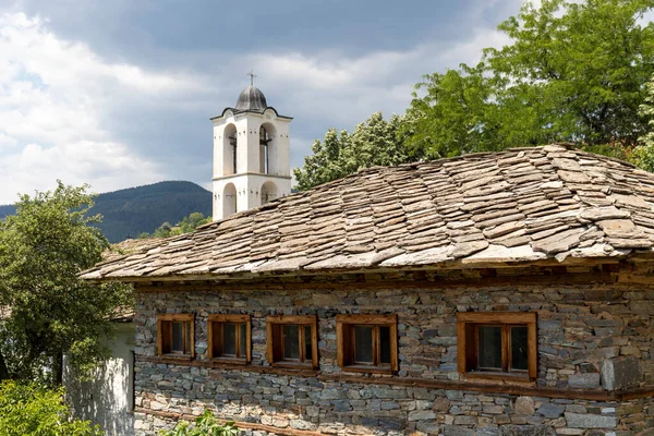 Bulgaristan 'ın Blagoevgrad Bölgesi, Otantik 19. yüzyıl evleriyle Kovaçevitsa köyü