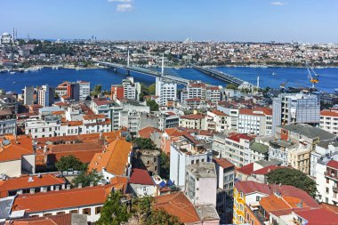 İSTANBUL, TURKEY - 27 Temmuz 2019: Galata Kulesi 'nden İstanbul, Türkiye' ye panoramik manzara