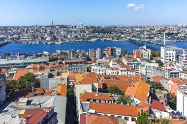 İSTANBUL, TURKEY - 27 Temmuz 2019: Galata Kulesi 'nden İstanbul, Türkiye' ye panoramik manzara