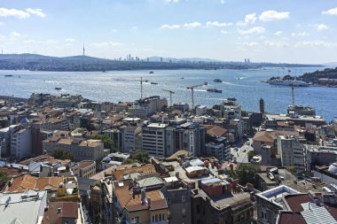 İSTANBUL, TURKEY - 27 Temmuz 2019: Galata Kulesi 'nden İstanbul, Türkiye' ye panoramik manzara