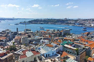 İSTANBUL, TURKEY - 27 Temmuz 2019: Galata Kulesi 'nden İstanbul, Türkiye' ye panoramik manzara