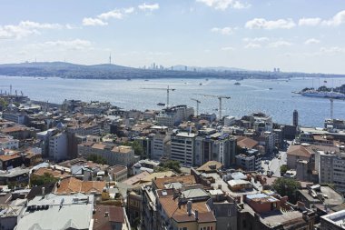 İSTANBUL, TURKEY - 27 Temmuz 2019: Galata Kulesi 'nden İstanbul, Türkiye' ye panoramik manzara