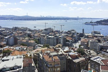 İSTANBUL, TURKEY - 27 Temmuz 2019: Galata Kulesi 'nden İstanbul, Türkiye' ye panoramik manzara