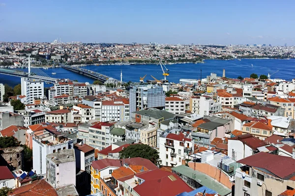İSTANBUL, TURKEY - 27 Temmuz 2019: Galata Kulesi 'nden İstanbul, Türkiye' ye panoramik manzara