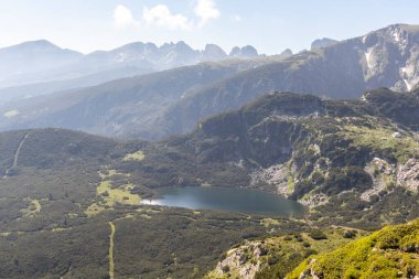 Bulgaristan 'ın Yedi Rila Gölü yakınlarındaki Rila Dağı' nın yaz manzarası