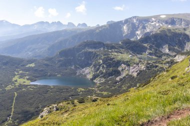 Bulgaristan 'ın Yedi Rila Gölü yakınlarındaki Rila Dağı' nın yaz manzarası