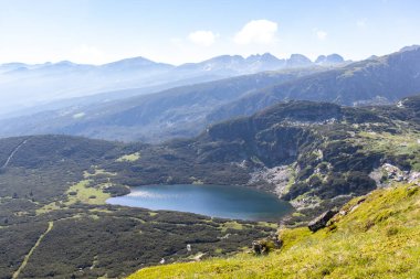 Bulgaristan 'ın Yedi Rila Gölü yakınlarındaki Rila Dağı' nın yaz manzarası