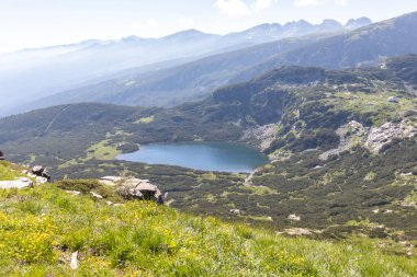 Bulgaristan 'ın Yedi Rila Gölü yakınlarındaki Rila Dağı' nın yaz manzarası