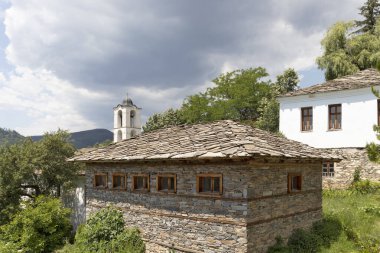 Bulgaristan 'ın Blagoevgrad Bölgesi, Otantik 19. yüzyıl evleriyle Kovaçevitsa köyü
