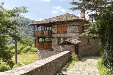 Bulgaristan 'ın Blagoevgrad Bölgesi, Otantik 19. yüzyıl evleriyle Kovaçevitsa köyü