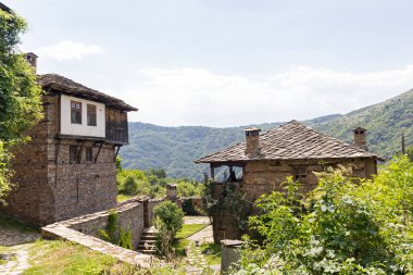 Bulgaristan 'ın Blagoevgrad Bölgesi, Otantik 19. yüzyıl evleriyle Kovaçevitsa köyü