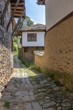 Bulgaristan 'ın Blagoevgrad Bölgesi, Otantik 19. yüzyıl evleriyle Kovaçevitsa köyü